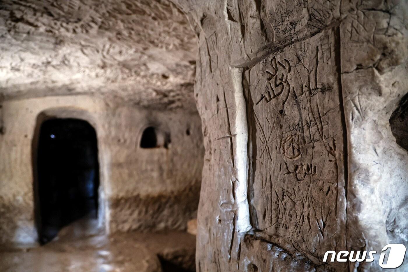 20일&#40;현지시간&#41; 예수의 산파로 알려진 살로메의 매장지 벽에 순례자들이 남긴 비문이 보인다. 2022.12.20/뉴스1 ⓒ 로이터=뉴스1 ⓒ News1 김민수 기자