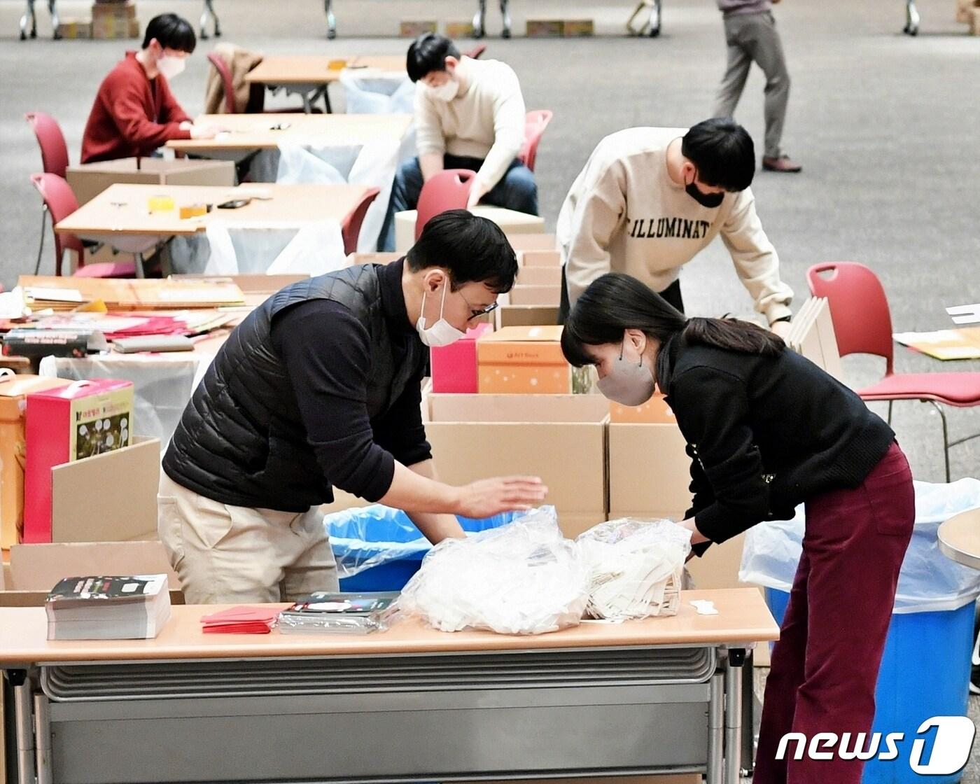 킨텍스 직원들이 경기지역 15개 아동양육시설에 전달할 선물을 준비하고 있다. &#40;킨텍스 제공0