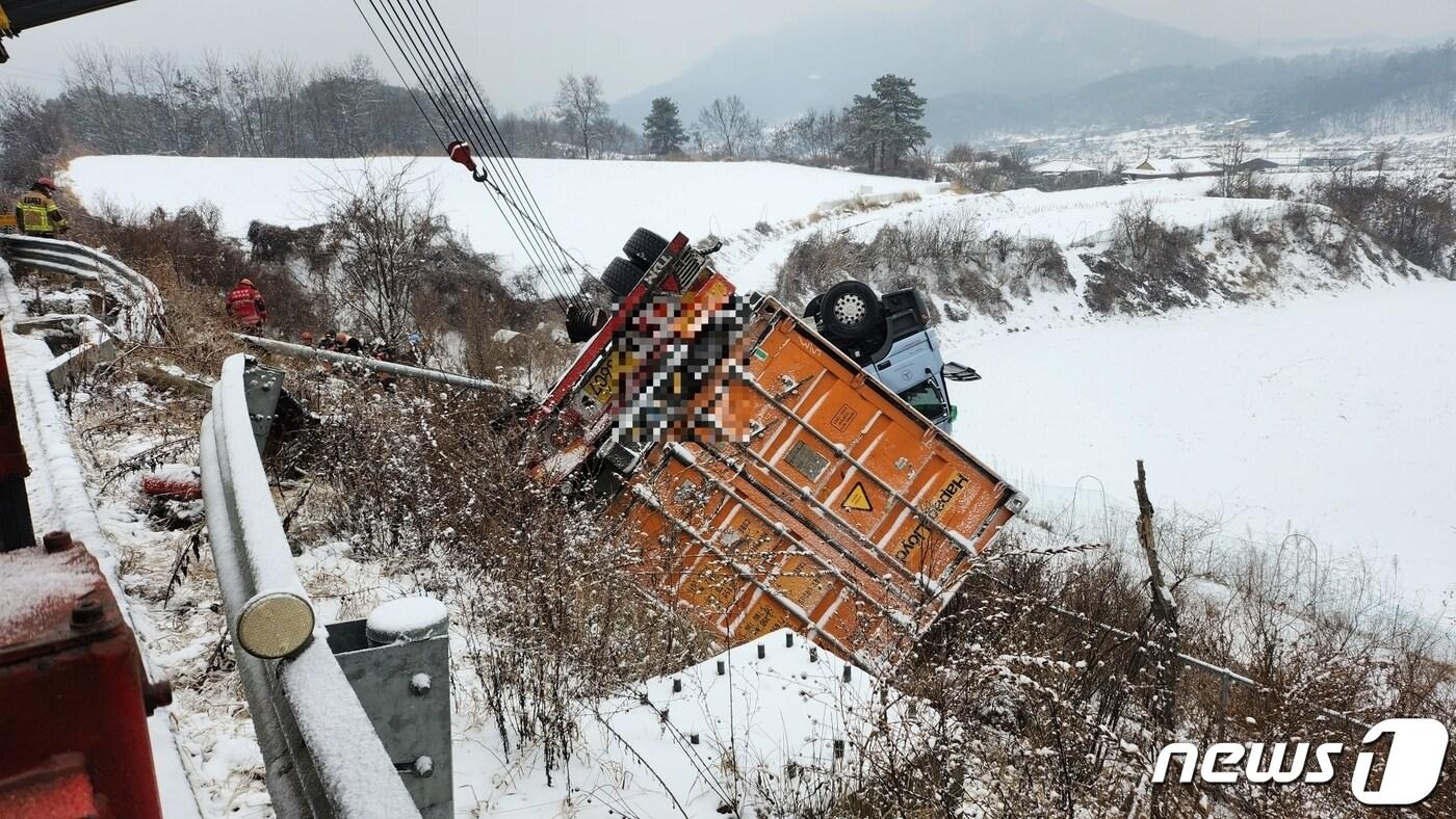 21일 오전 7시26분쯤 충북 제천시 금성면 도로에서 1톤 화물차가 빙판길에 미끄러져 전복됐다.&#40;충북소방본부 제공&#41;.2022.12.21/뉴스1