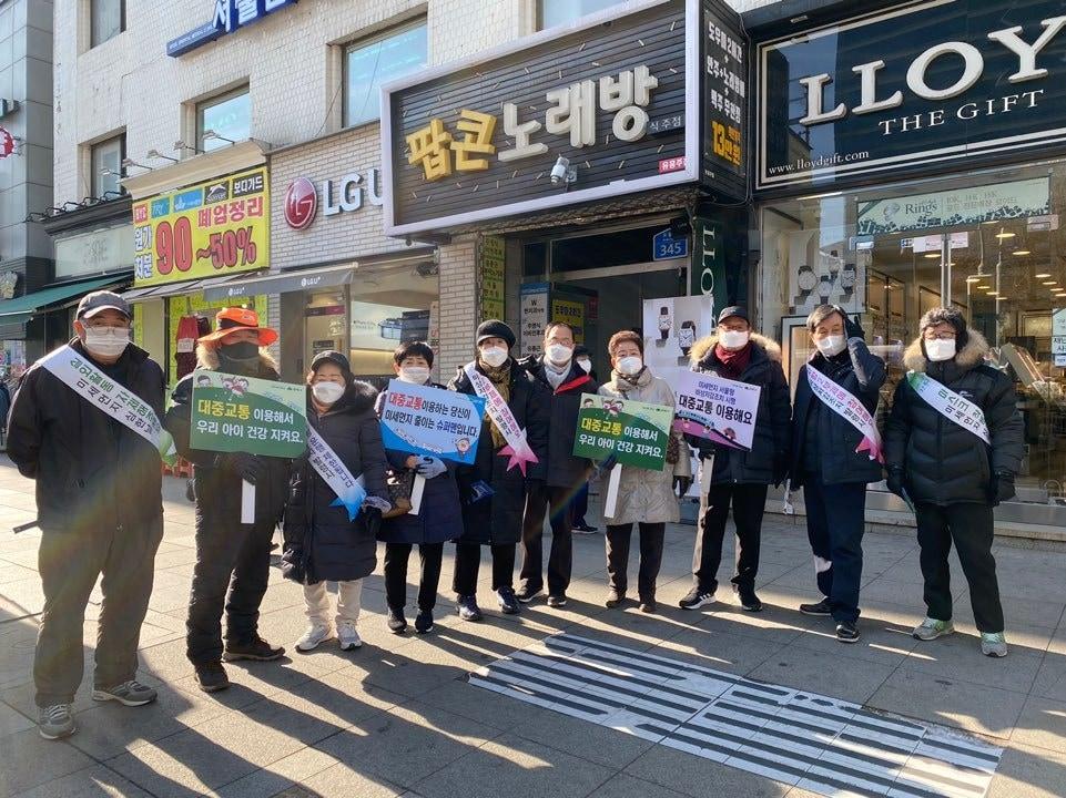 서울 강북구 수유역 일대에서 미세먼지 계절관리제 구민참여 캠페인이 전개되고 있다. &#40;강북구 제공&#41;