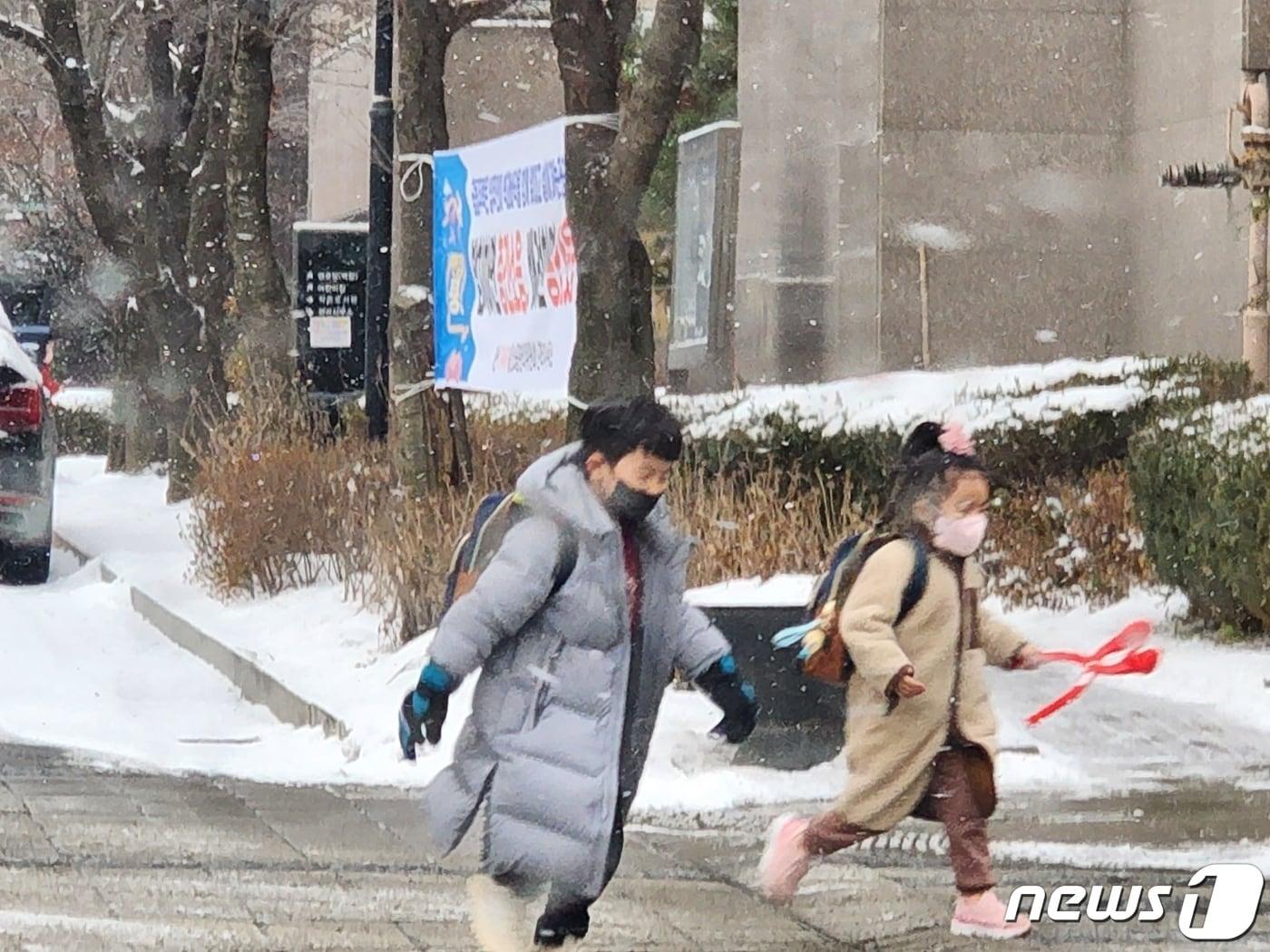 23일 한파로 충남 일부 초중학교 등교 시간이 오전 9시 30분으로 1시간 늦춰진 가운데 어린이들이 학교에 등교하고 있다.2022.12.23/뉴스1ⓒ 뉴스1 이찬선 기자