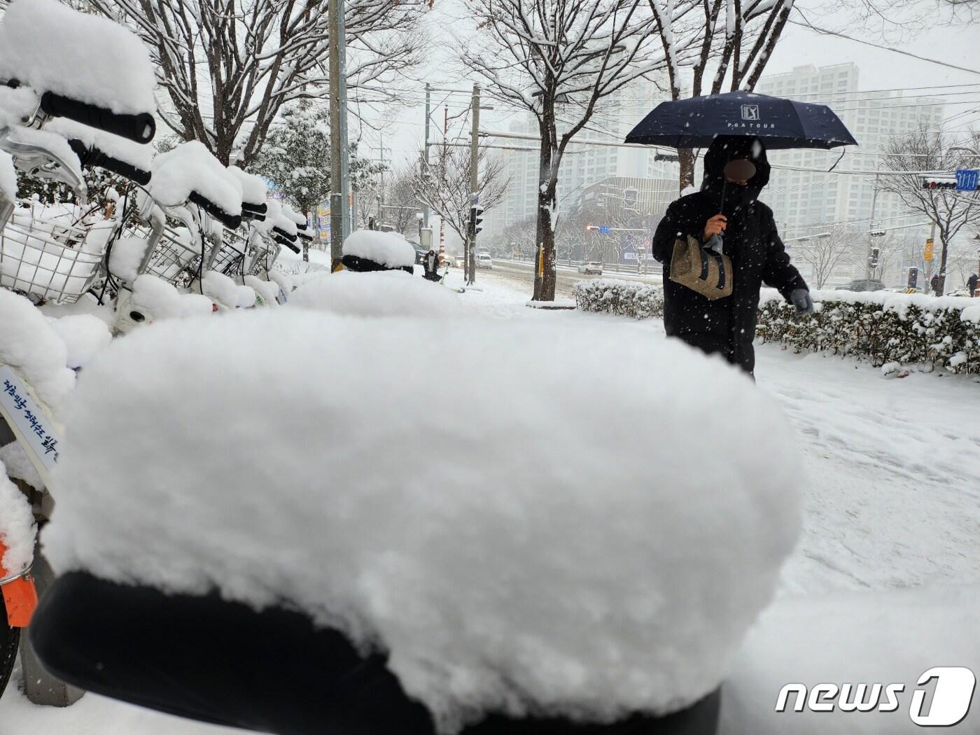 23일 오전 광주·전남 지역에 대설특보가 발효 중인 가운데 순천의 한 도로에서 자전거 안장에 눈이 수북이 쌓여 있다.2022.12.23/뉴스1 ⓒ News1 김동수 기자