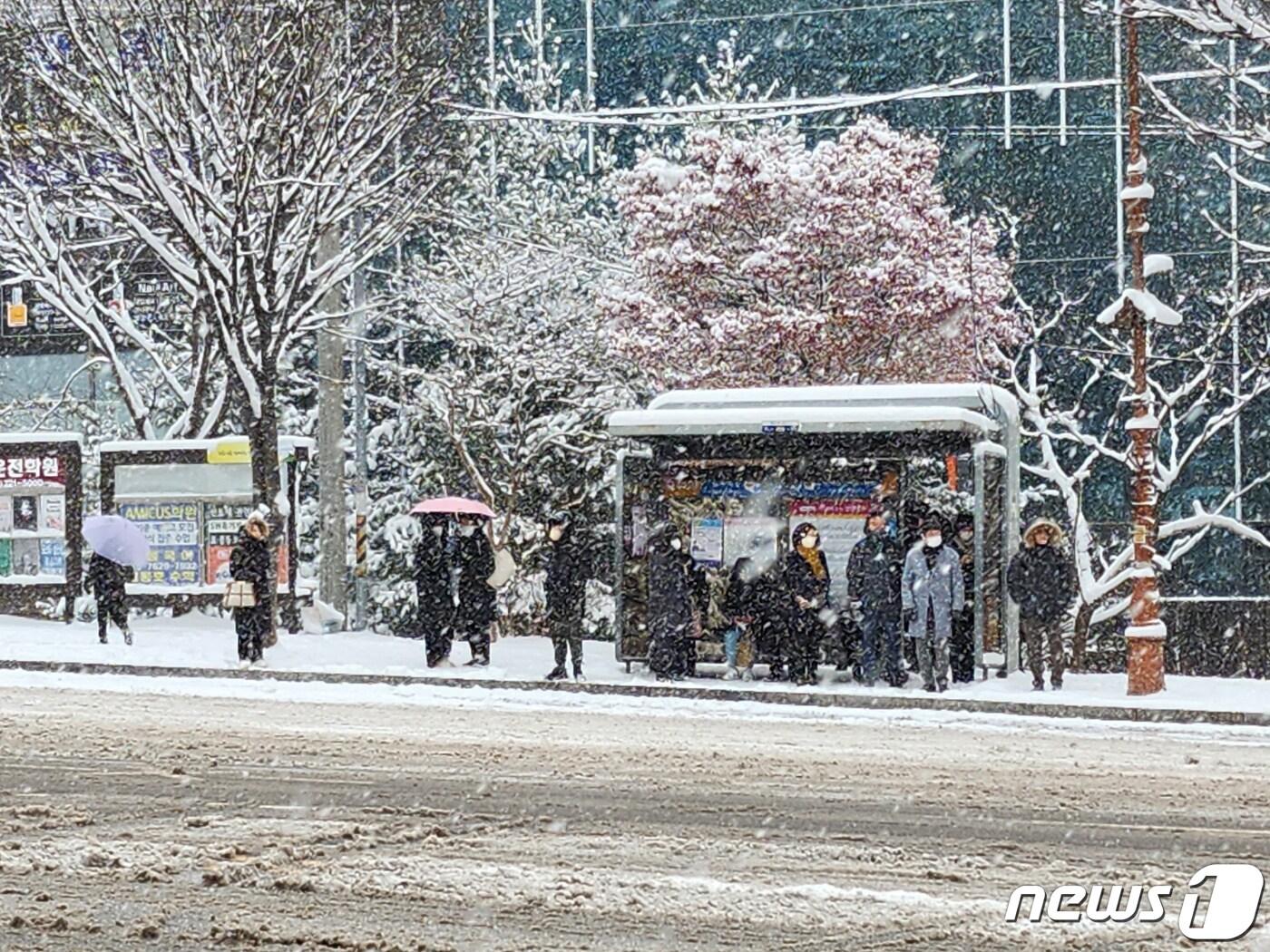 23일 오전 광주·전남 지역에 대설특보가 발효 중인 가운데 순천의 한 버스정류장에서 버스를 기다리는 시민들로 북적이고 있다.2022.12.23/뉴스1 ⓒ News1 김동수 기자