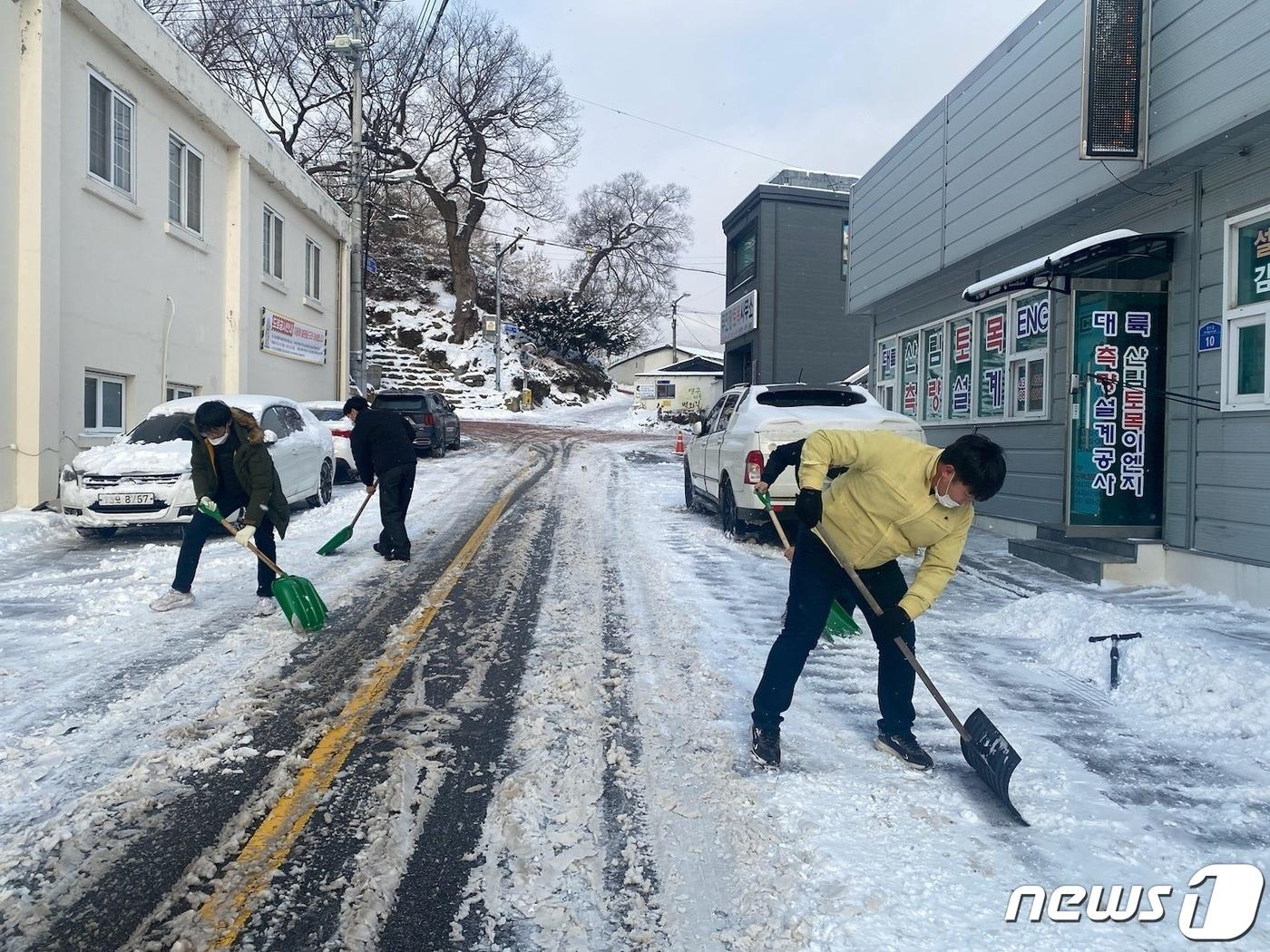 23일 전북 진안군 공무원들이 오전부터 제설작업을 하고 있다.&#40;진안군제공&#41;2022.12.23/뉴스1