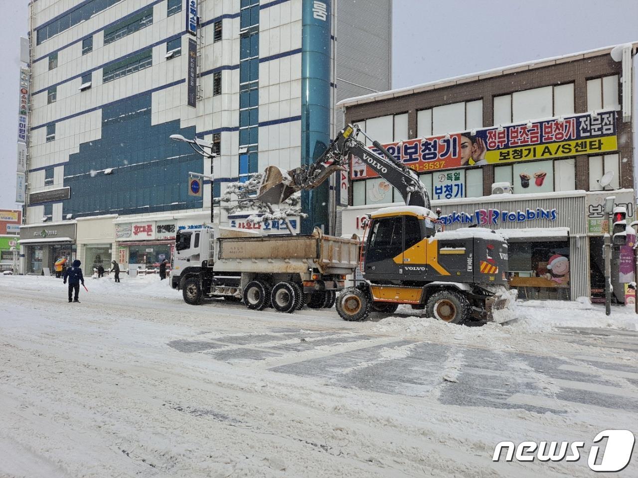 대설경보가 발효된 23일 전북 부안군에 최고 30.2㎝의 많은 눈이 내린 가운데 권익현 부안군수가 제설현장 긴급 점검에 나서는 등 폭설피해 예방에 나섰다. 제설차량이 부안읍 주요 도로에서 제설작업을 하고 있다.&#40;부안군제공&#41;2022.12.23/뉴스1 