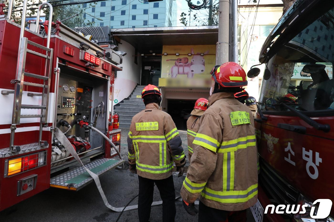 23일 오후 1시35분쯤 대구 동구 신천동의 한 5층 건물 4층 성인텍&#40;무도장&#41;에서 방화로 추정되는 불이 나 1명이 사망하고 2명이 부상을 입었다. 화재를 진압한 소방관들이 현장을 수색하며 추가 피해를 확인하고 있다. 2022.12.23/뉴스1 ⓒ News1 공정식 기자