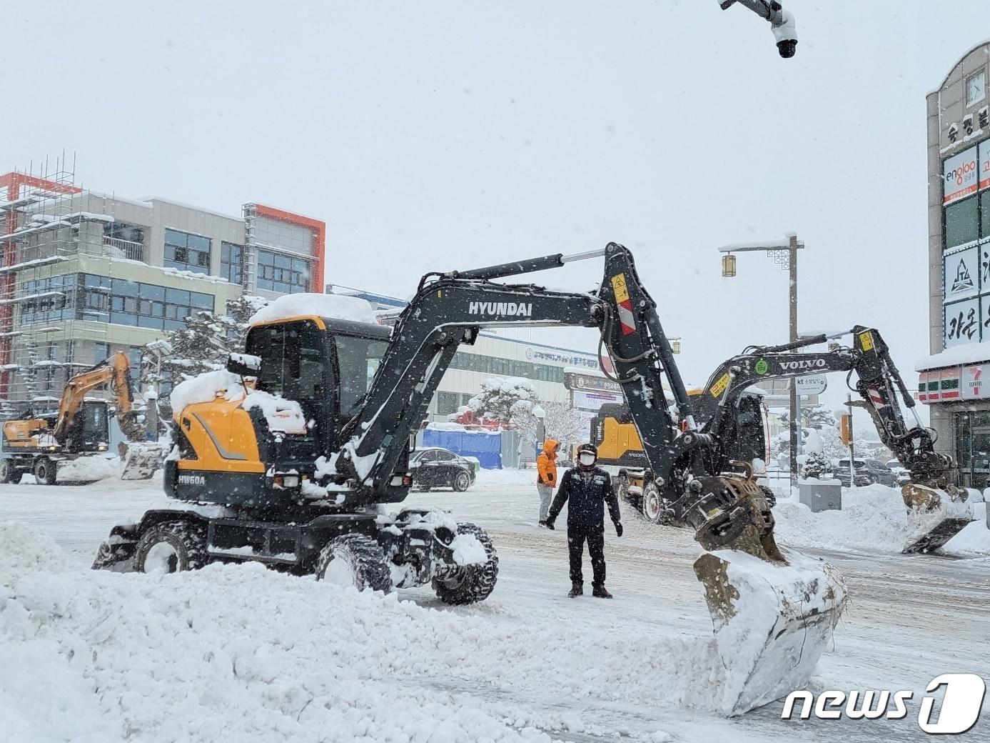 전북 순창군 순창읍 교육지원청 사거리에서 제설작업이 진행되고 있다.2022,12,23.&#40;순창군 제공&#41;/뉴스1