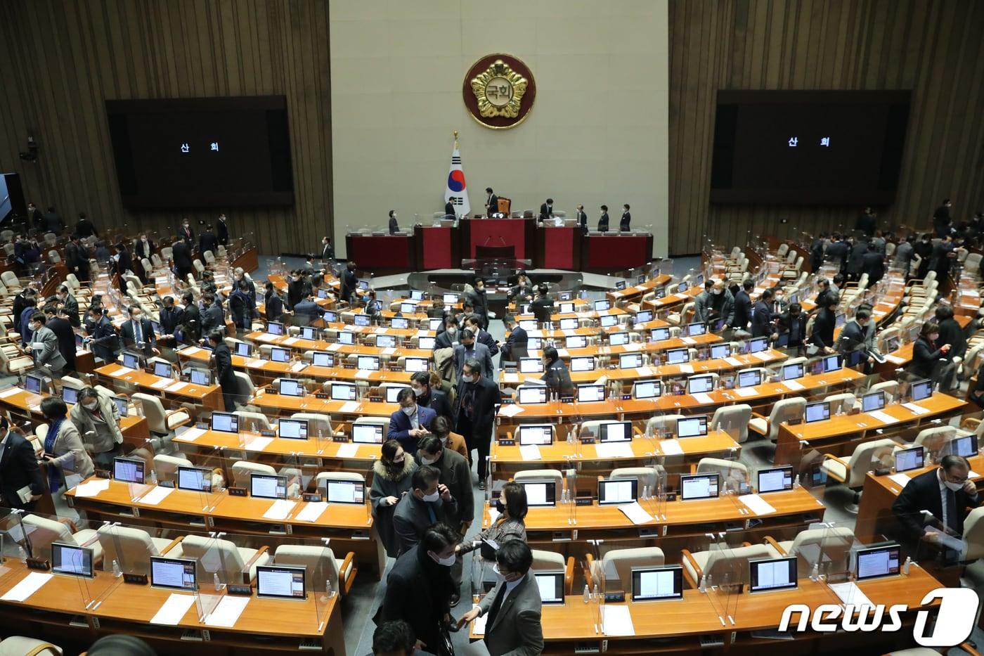 여야 의원들이 24일 새벽 서울 여의도 국회에서 열린 본회의를 마친 뒤 퇴장하고 있다. 2022.12.24/뉴스1 ⓒ News1 허경 기자