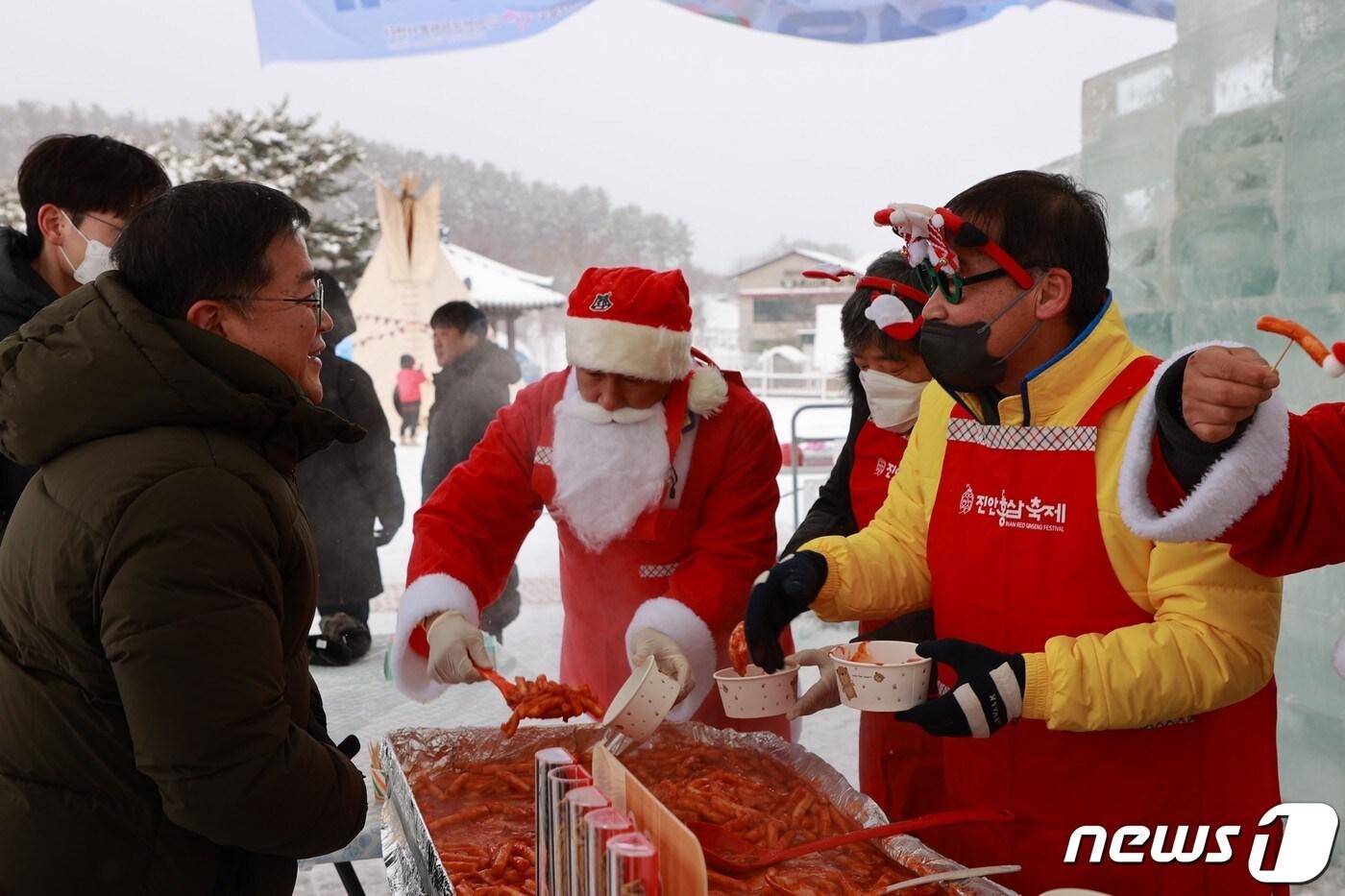 전춘성 전북 진안군수가 겨울동화축제가 열리고 있는 마이산 북부에서 떡볶기를 팔고 있다.&#40;진안군제공&#41;2022.12.24/뉴스1 