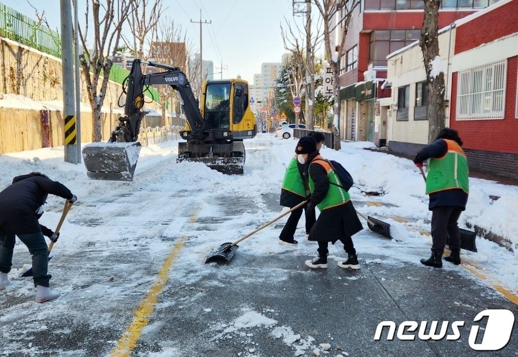 광주시 지역자율방재단이 중장비 등을 동원해 도로 제설 작업을 하고 있다.&#40;광주시 제공&#41;2022.12.24/뉴스1 ⓒ News1 박준배 기자