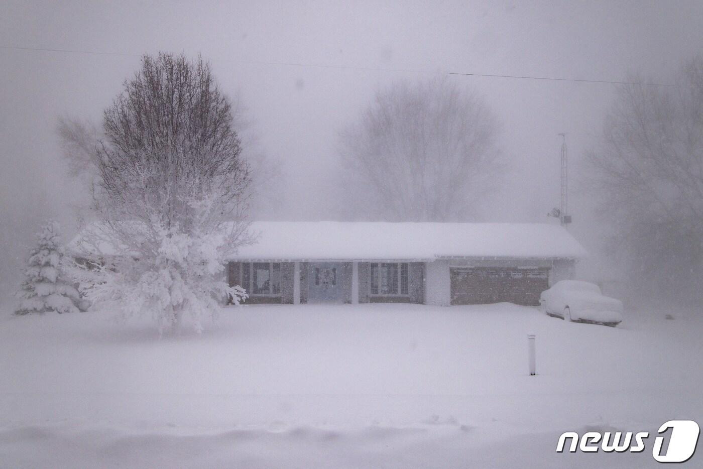 크리스마스 주말을 앞두고 강력한 겨울 폭풍이 미국과 캐나다 등 북미 전역을 강타하고 있는 가운데 24일 &#40;현지시간&#41; 캐나다 온타리오주 웨인플린트의 한 주택이 눈으로 덮혀있다. ⓒ 로이터=뉴스1 ⓒ News1 황기선 기자