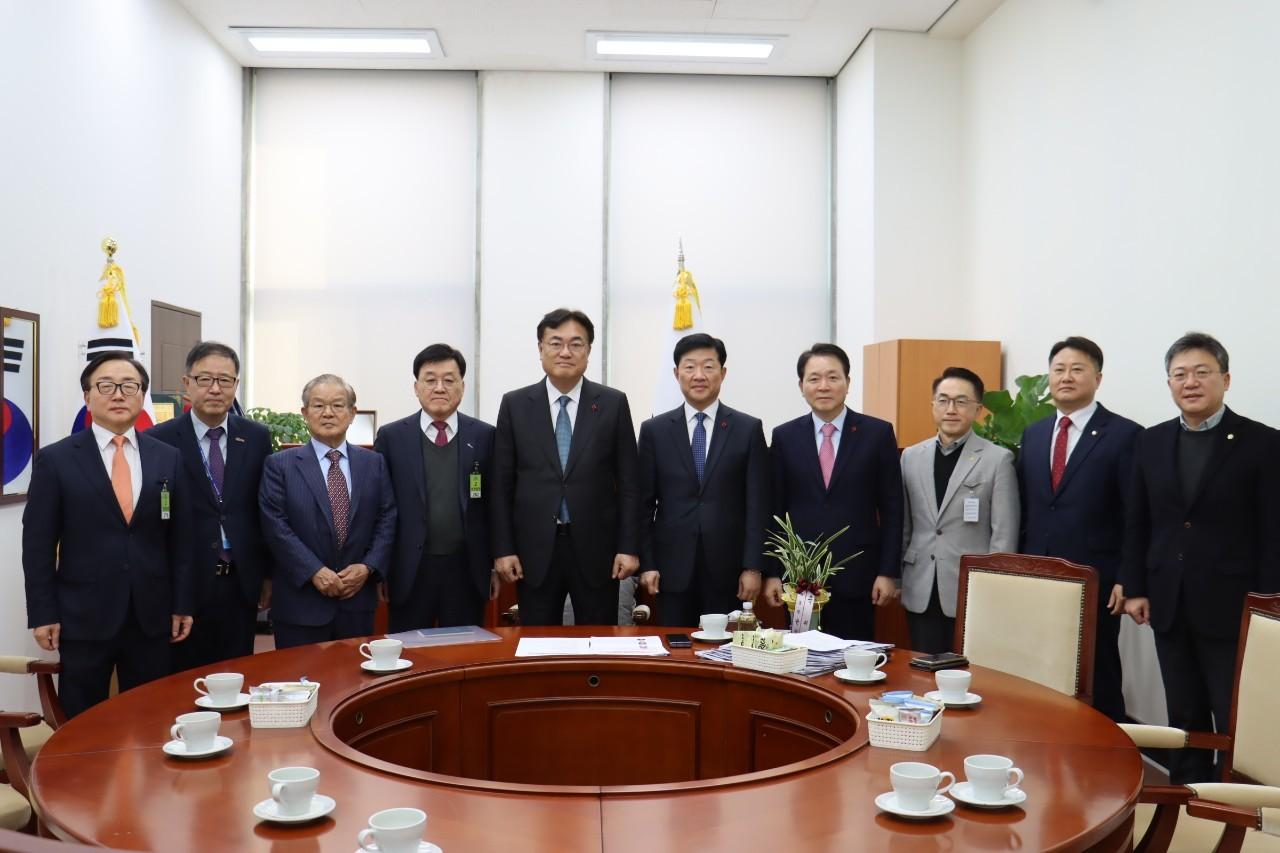 무역협회 정만기 부회장&#40;왼쪽 네번째&#41;이 26일 정진석 국민의힘 비상대책위원장&#40;왼쪽 다섯번째&#41;을 만나 안전운임제의 일몰 필요성에 대한 경제계의 입장을 전달한 뒤, 함께 사진을 촬영 하고 있다.&#40;한국무역협회 제공&#41;