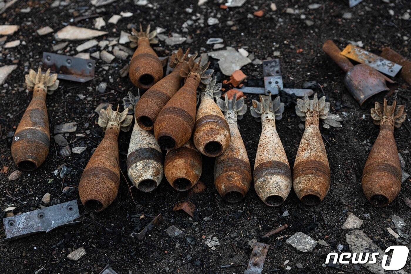 26일 &#40;현지시간&#41; 우크라이나 캄얀카에서 러시아 군의 폭발되지 않는 박격포 포탄이 널려 있다. ⓒ AFP=뉴스1 ⓒ News1 우동명 기자