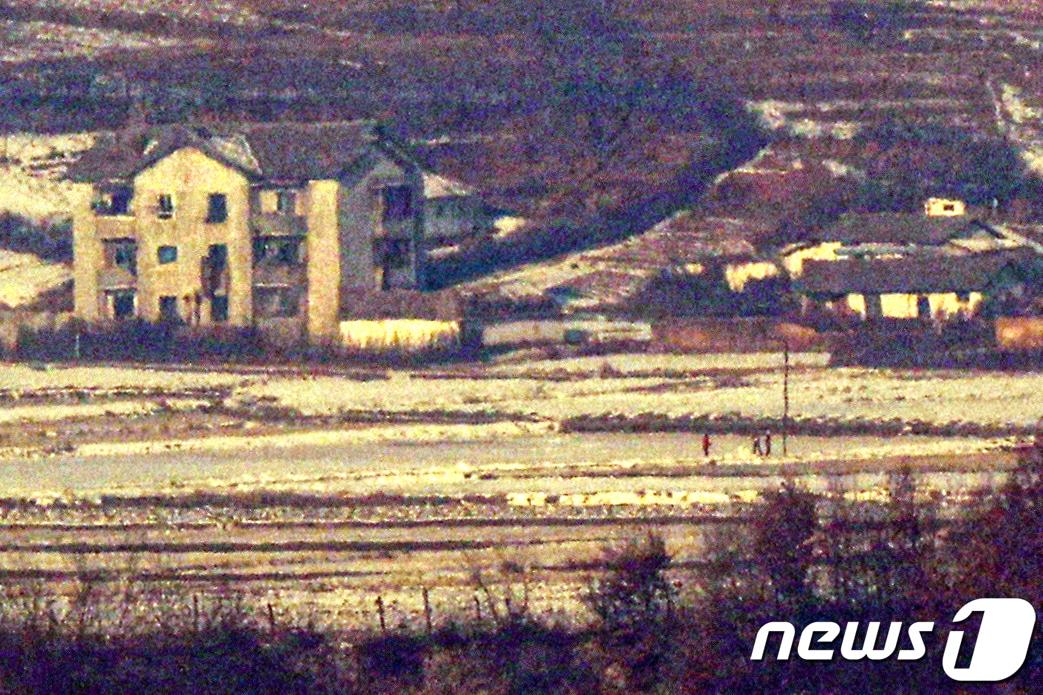 경기 파주 오두산 통일전망대에서 바라본 황해북도 개풍군 일대에서 북한 주민들이 눈길 위를 걸어가고 있다. 2022.12.27/뉴스1 ⓒ News1 민경석 기자