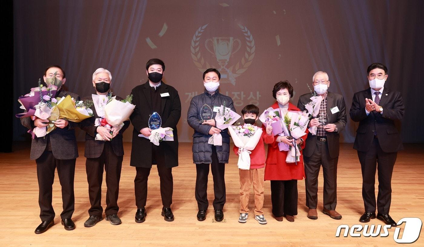 ‘2022년 계룡 체육인의 밤’ 행사에서 표창 수상자들이 기념촬영을 하고 있다. 오른쪽이 이응우 시장 &#40;계룡시 제공&#41; /뉴스1