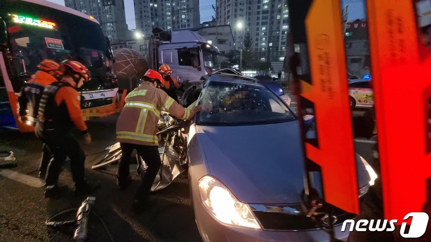 당진시 읍내동 한 도로를 달리던 고속버스와 승용차 추돌사고 현장&#40;당진소방서 제공&#41;