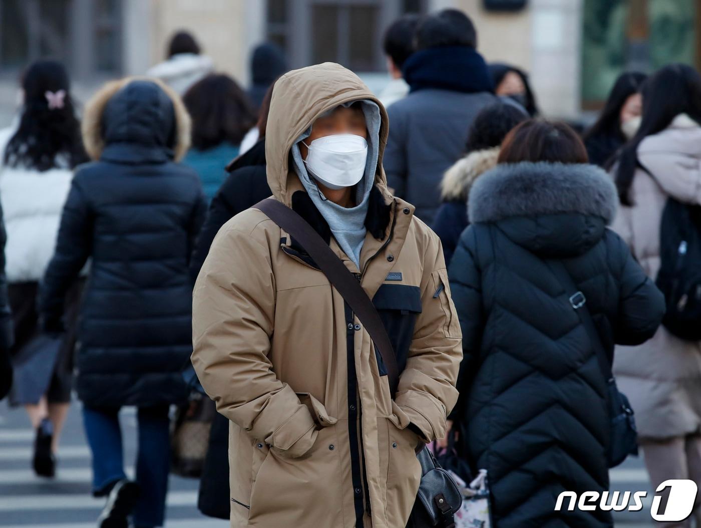 추위가 이어진 28일 오전 서울 시내 한 거리에서 두터운 옷을 입은 시민들이 지나가고 있다. 2022.12.28/뉴스1 ⓒ News1 김도우 기자