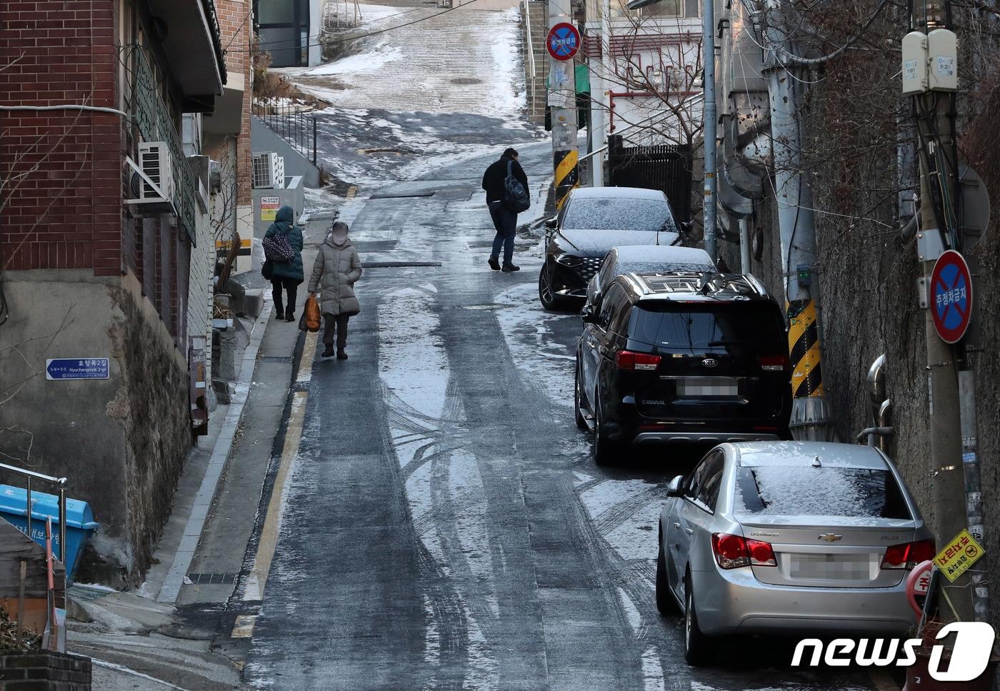 빙판길이 된 서울 마포구의 한 골목길에서 시민들이 조심스럽게 발걸음을 옮기고 있다. 2022.12.28/뉴스1 ⓒ News1 박세연 기자