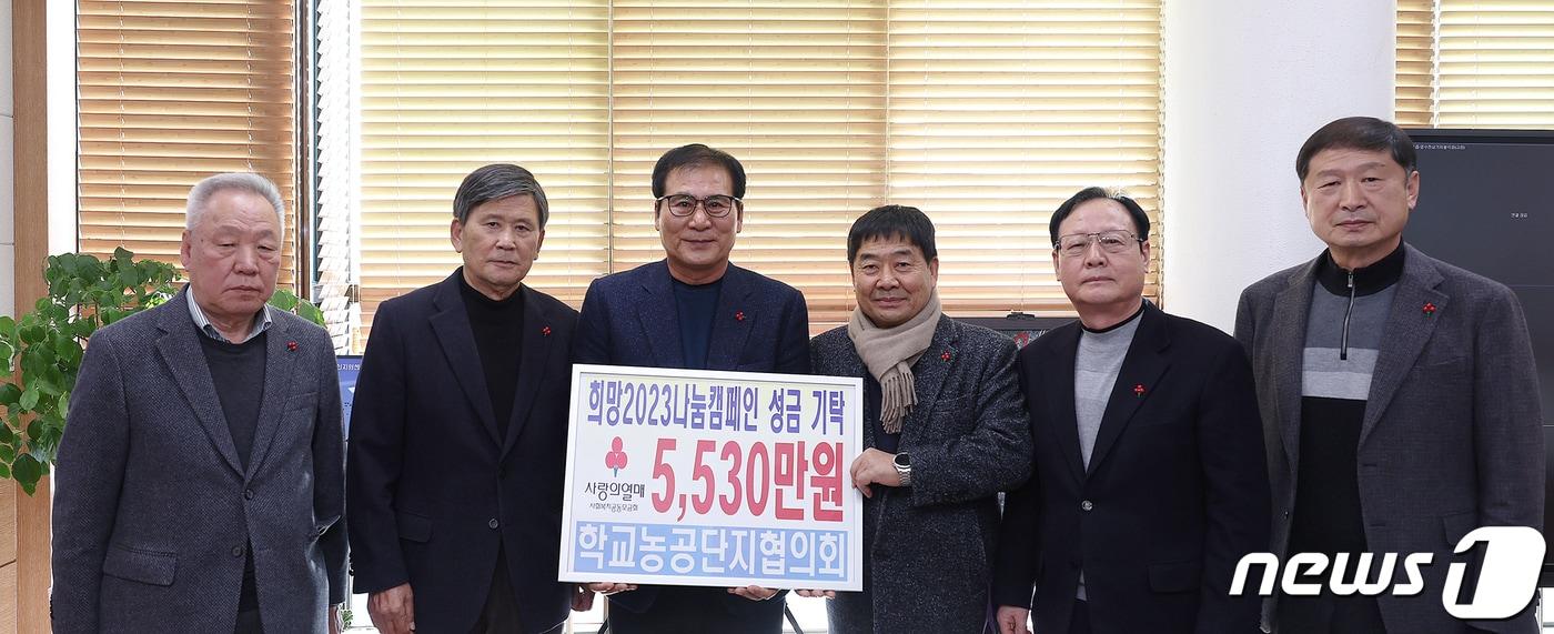 &#40;사&#41;학교농공단지협의회가 &#39;희망2023 나눔캠페인&#39; 이웃돕기 성금으로 5530만원을 기탁했다. 사진 왼쪽부터 &#40;유&#41;신원산업 정우현 대표, ㈜와이제이씨 배지수 대표, 이상익 함평군수, 김길현 협의회장, ㈜에이치에스리미테크 박용섭 대표, ㈜전안이엔지 김정수 대표. ⓒ News1