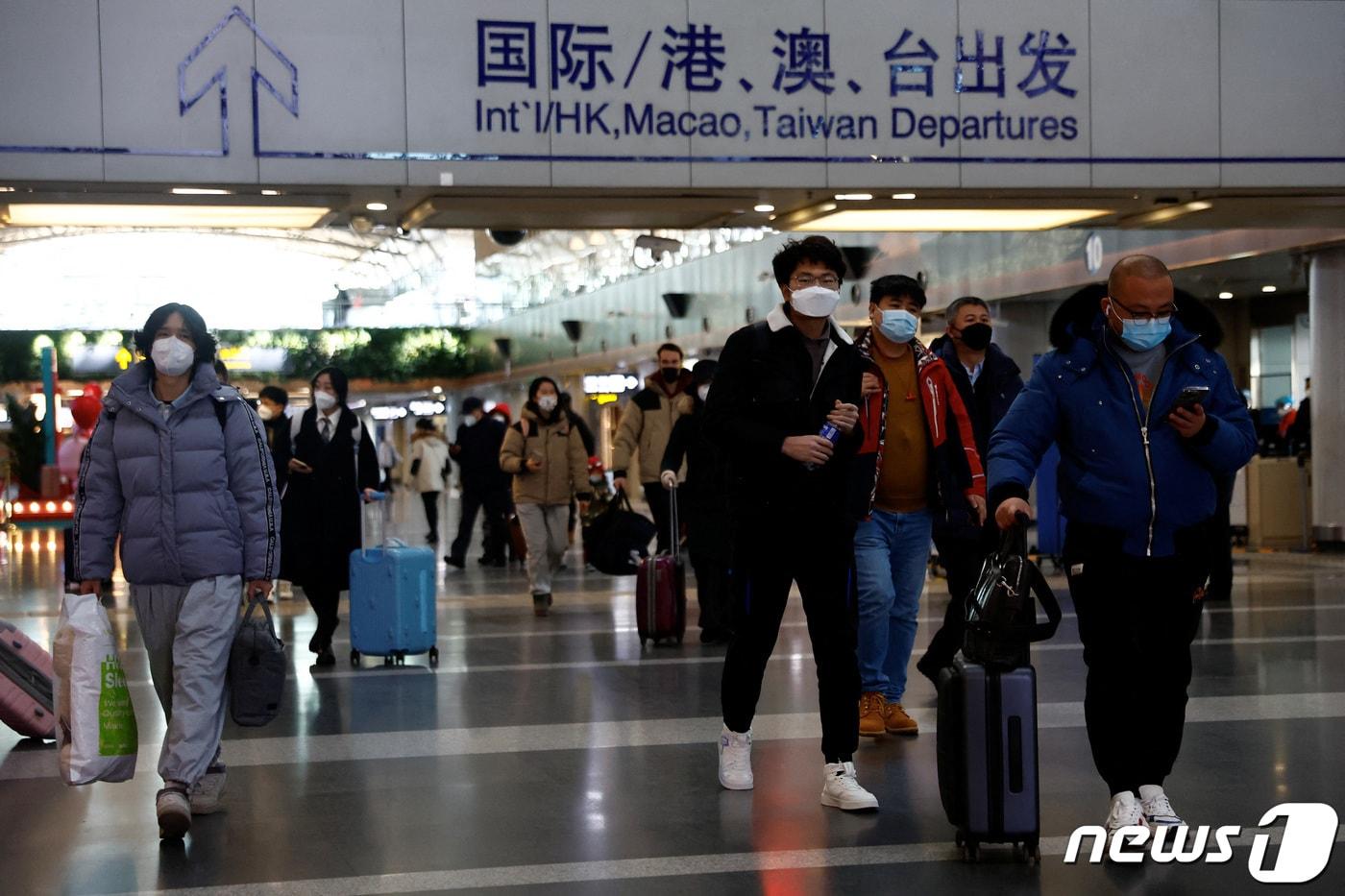 중국 베이징 서우두 국제공항에서 출국을 기다리는 승객들. 2022.12.27. ⓒ 로이터=뉴스1 ⓒ News1 정윤영 기자