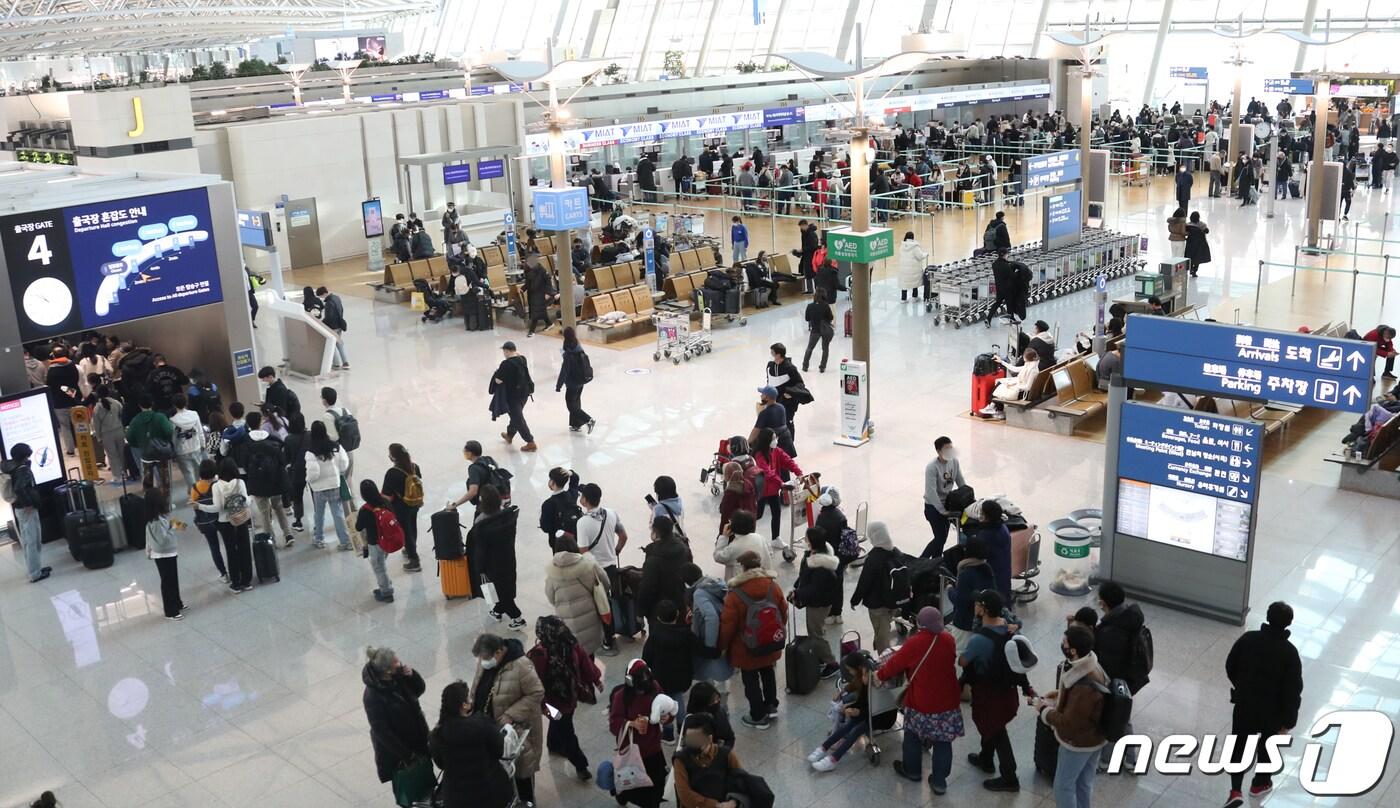 인천국제공항 제1여객터미널 출국장이 여행객들로 북적이고 있다. /뉴스1 ⓒ News1 권현진 기자