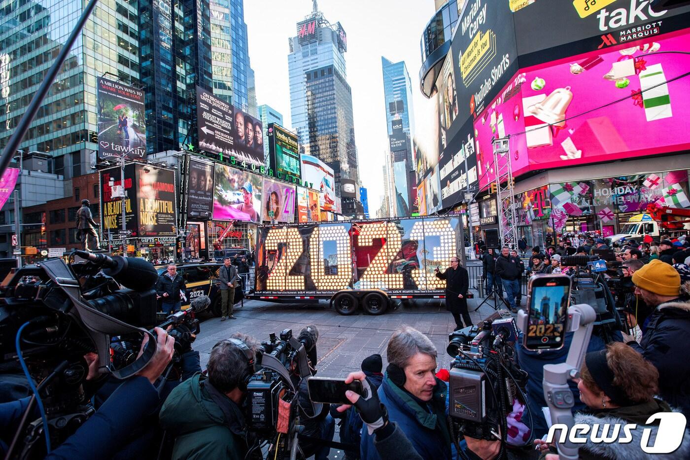 20일&#40;현지시간&#41; 미국 뉴욕 맨해튼에서 2023 숫자가 떠 있는 전광판이 설치되고 있다. ⓒ 로이터=뉴스1 ⓒ News1 권진영 기자