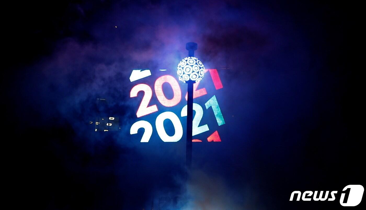 2020년에서 2021년으로 넘어가는 새해맞이 행사에서 이브볼이 빛을 내며 점차 떨어지고 있는 모습. 2020.12.31 ⓒ 로이터=뉴스1 ⓒ News1 권진영 기자