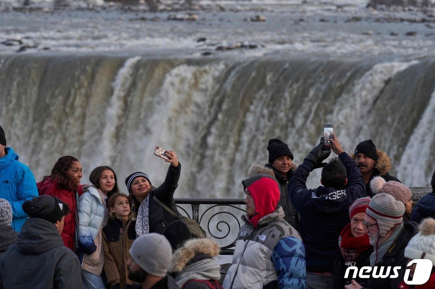 캐나다 온타리오주 나이아가라 폭포의 호스슈 폭포 앞에서 관광객들이 사진을 찍고 있다. ⓒ AFP=뉴스1 ⓒ News1 우동명 기자