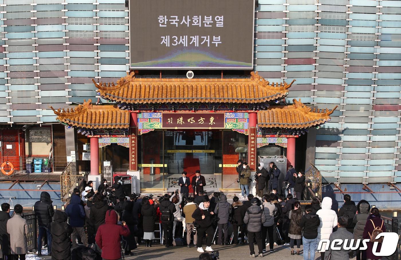 중국 &#39;비밀 경찰서&#39; 운영 의혹을 받는 중식당 동방명주 대표 왕해군 씨가 29일 서울 송파구 동방명주 앞에서 의혹과 관련한 입장을 밝히고 있다. 2022.12.29/뉴스1 ⓒ News1 김민지 기자