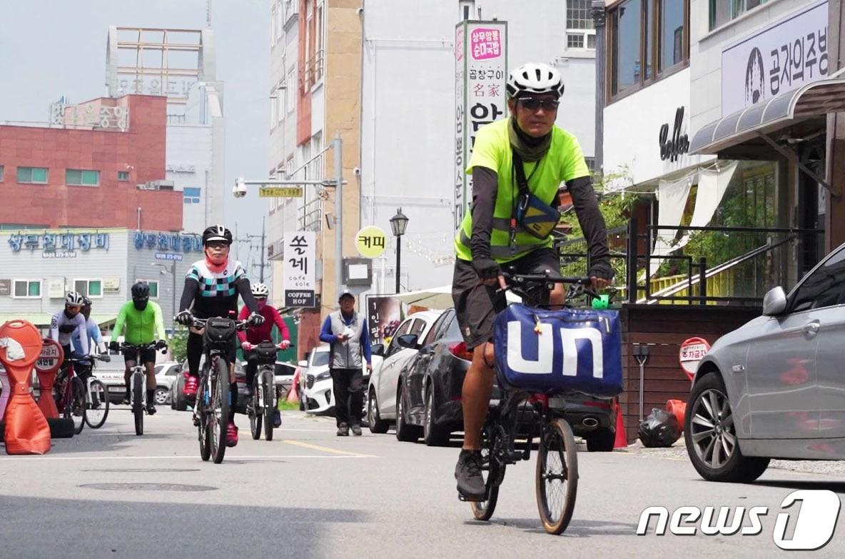 광주자치경찰위원회 &#39;빛고을 자전거 순찰대&#39;가 순찰 활동을 하고 있다.&#40;광주시 제공&#41;/뉴스1 