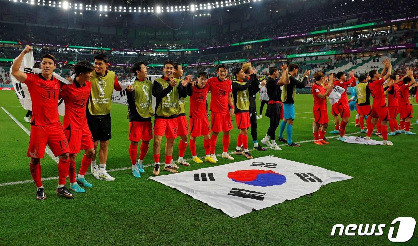 3일&#40;현지시간&#41; 카타르 알라이얀 에듀케이션시티 스타디움에서 대한민국 축가대표팀이 12년만에 월드컵 16강 진출 소식을 듣고 다같이 기뻐하고 있다. ⓒ AFP=뉴스1