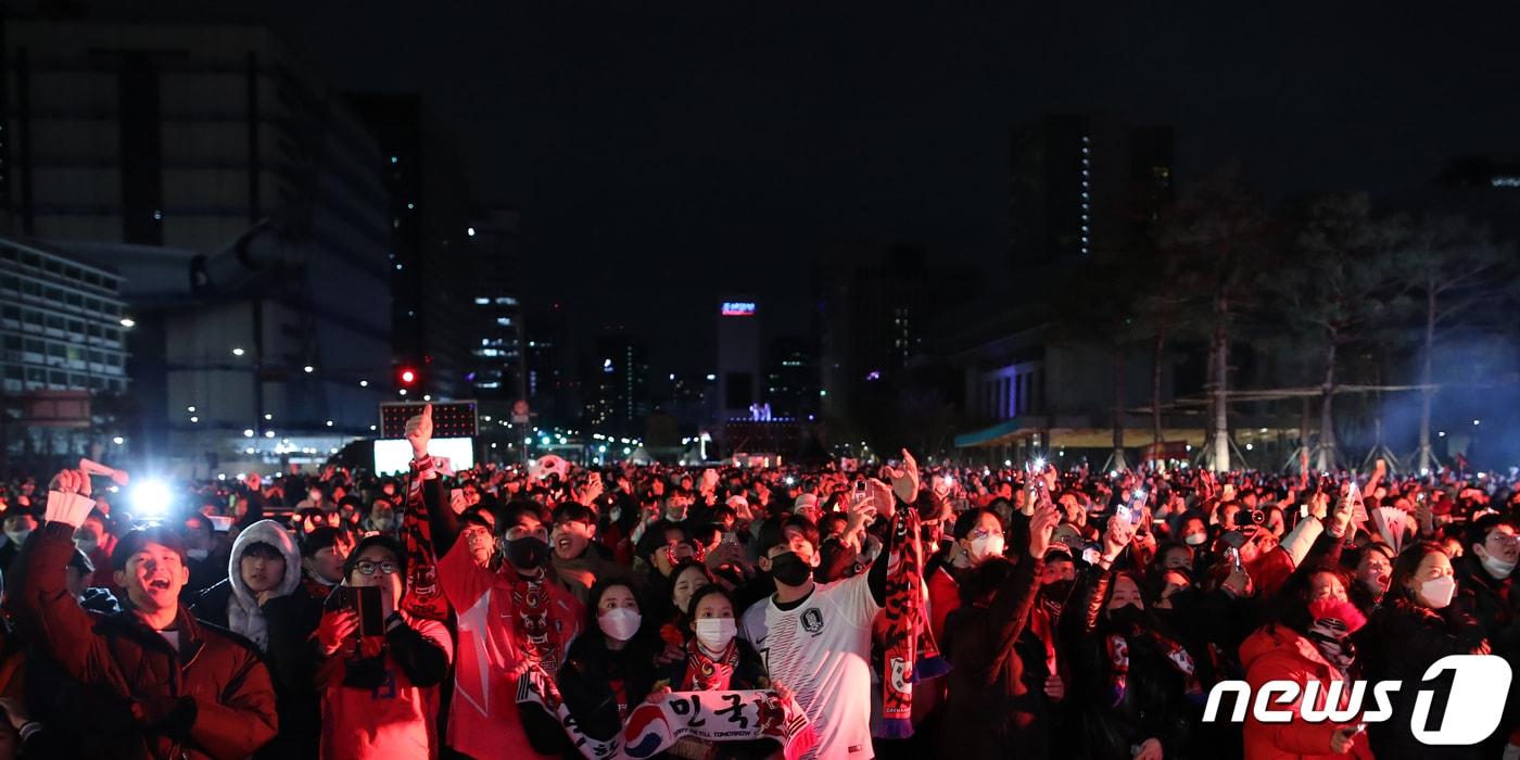 포르투갈과의 경기에서 황희찬이 역전골을 넣자 서울 광화문광장에서 거리응원을 하던 사람들이 환호하고 있다. 2022.12.3/뉴스1 ⓒ News1 이승배 기자