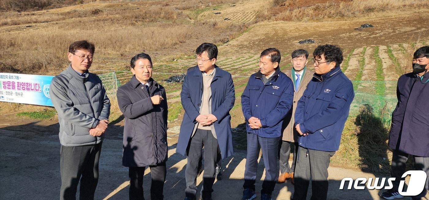 전춘성 전북 진안군수&#40;왼쪽 네번째&#41;가 남성현 산림청장&#40;왼쪽 두번째&#41; 등과 산림산업을 논의하고 있다.&#40;진안군제공&#41;2022.12.3/뉴스1