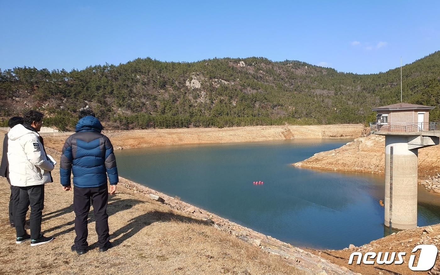 신안군 암태도 수곡수원지에서 신안 상하수도사업소 관계자들이 수위를 점검하고 있다. 수원지의 충분한 물 확보를 위해 도창제에서 수곡제로, 다시 수곡제에서 수원지로 2단계에 걸려 농업용수를 공급받고 있다.2022.12.30/뉴스1 