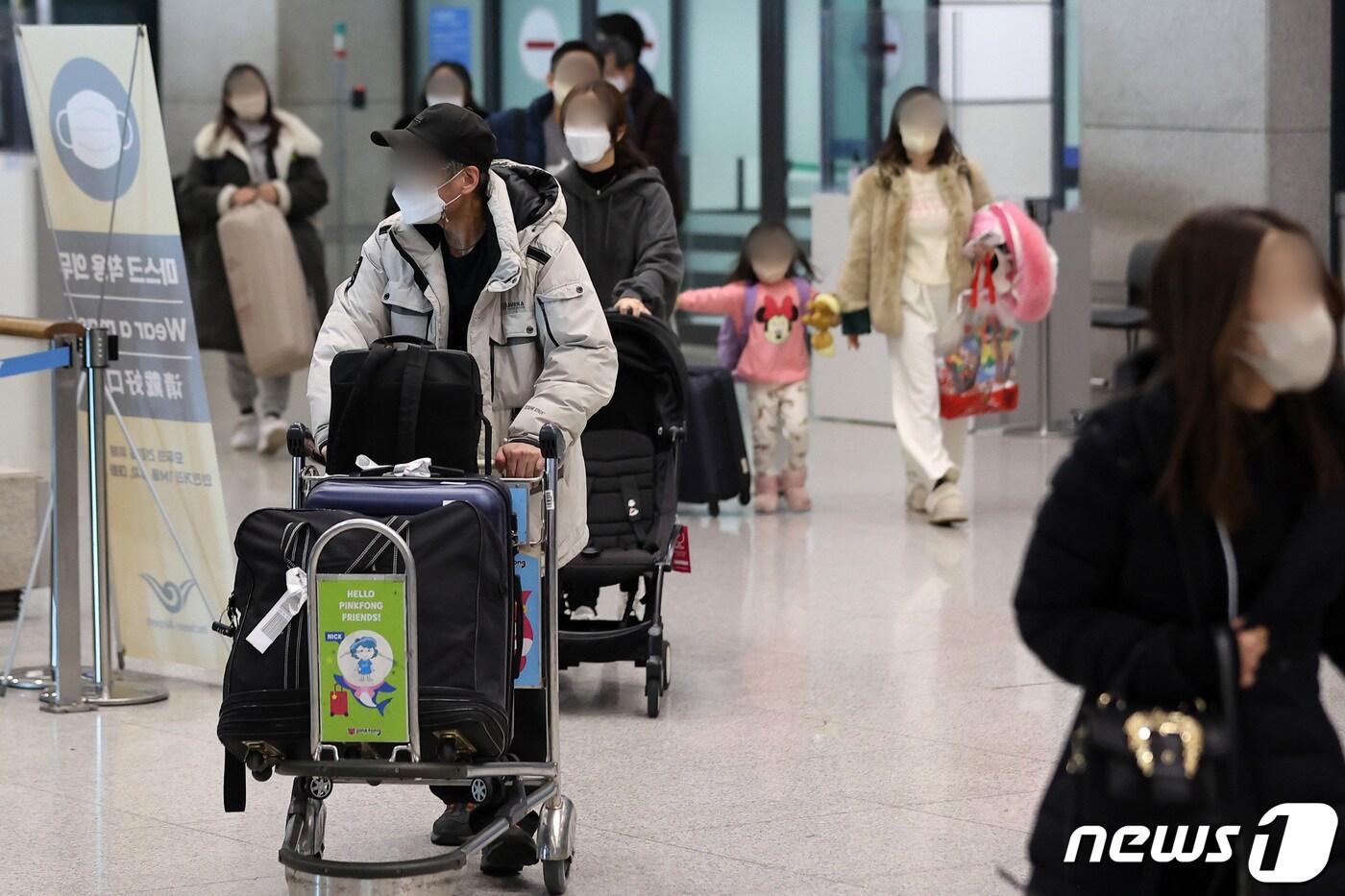 30일 인천국제공항 제1여객터미널에서 여행객들이 입국하고 있다. 2022.12.30/뉴스1 ⓒ News1 조태형 기자