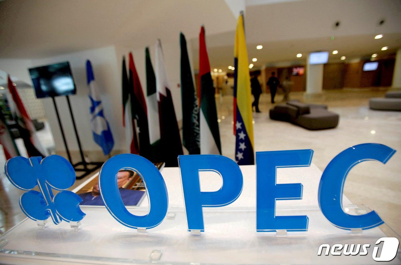 석유수출국기구&#40;OPEC·오펙&#41; 플러스는 사우디아라비아가 이끄는 13개 오펙 회원국과 러시아가 이끄는 10개 비&#40;非&#41; 오펙 회원국으로 구성돼 있다. 13개 오펙 회원국으로는 알제리, 앙골라, 적도기니, 가봉, 이란, 이라크, 쿠웨이트, 리비아, 나이지리아, 콩고민주공화국, 사우디아라비아, 아랍에미리트, 베네수엘라 등이다. 이들과 오펙 플러스를 구성하는 비 오펙 회원국으로는 아제르바이잔, 바레인, 브루나이, 카자흐스탄, 말레이시아, 멕시코, 오만, 필리핀, 러시아, 수단 등이다. 2016.09.28 ⓒ 로이터=뉴스1 ⓒ News1 정윤미 기자