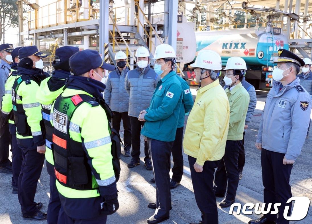 한덕수 국무총리가 5일 오전 경기도 고양시 대한송유관공사 서울북부저유소에서 석유제품 입출하 현장을 점검하고 있다. &#40;국무총리실 제공&#41; 2022.12.5/뉴스1 ⓒ News1 김명섭 기자