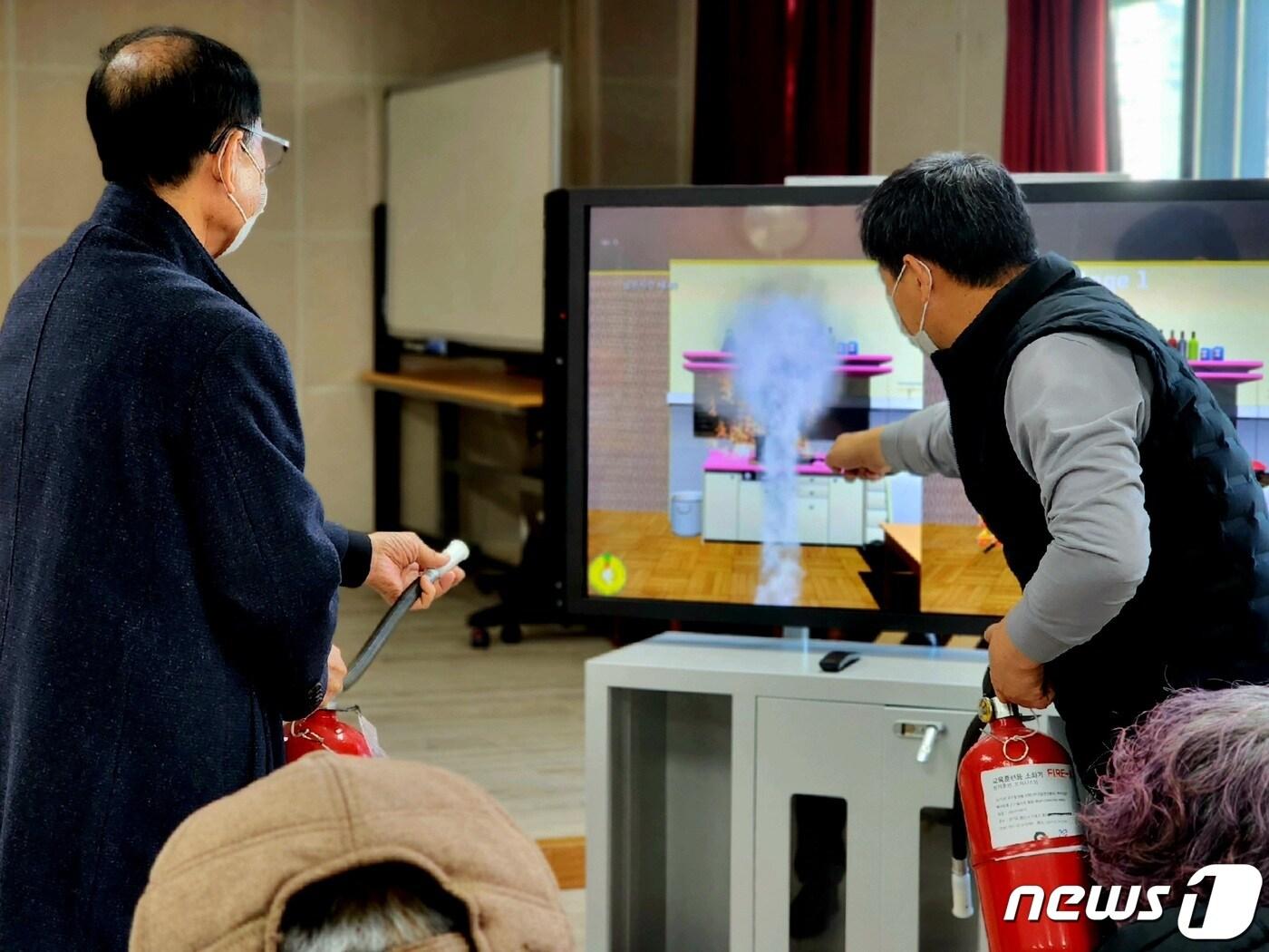 광주 광산구 관계자들이 노인, 장애인 등 취약계층을 대상으로 복지시설 등을 방문해 안전교육을 진행하고 있다. &#40;광주 광산구 제공&#41; 2022.12.5/뉴스1