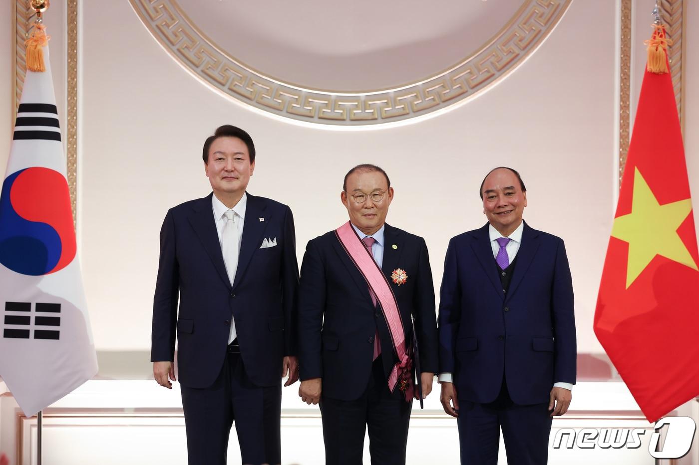 윤석열 대통령과 응우옌 쑤언 푹 베트남 국가주석이 5일 오후 서울 종로구 청와대 영빈관에서 열린 국빈만찬에서 한-베트남 수교 30주년을 맞아 박항서 베트남 축구 국가대표팀 감독에게 수교훈장 흥인장을 수여한 뒤 기념촬영을 하고 있다. &#40;대통령실 제공&#41; 2022.12.5/뉴스1 ⓒ News1 오대일 기자