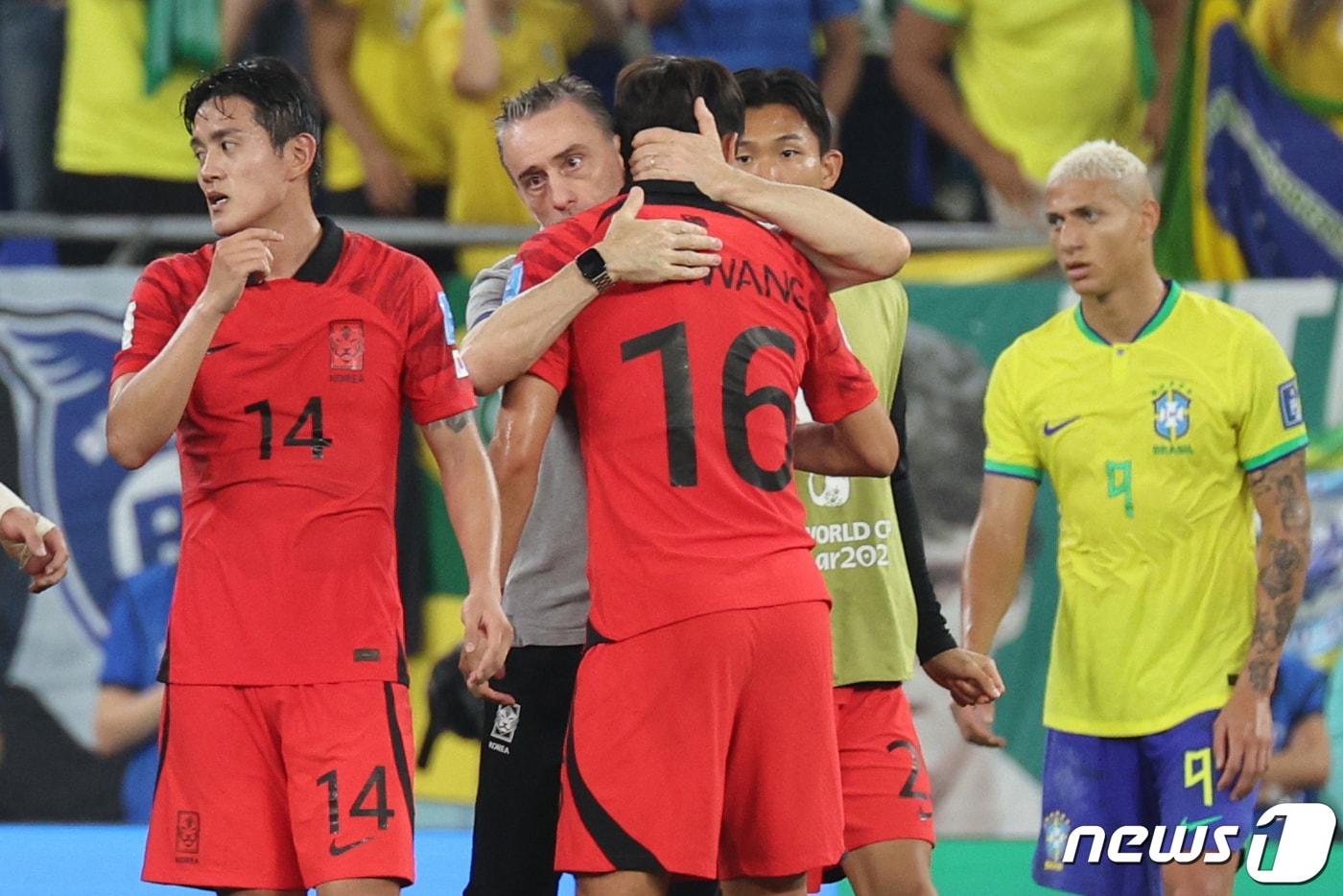 파울루 벤투 대한민국 축구대표팀 감독이 5일 오후&#40;현지시간&#41; 카타르 도하 스타디움974에서 열린 2022 카타르 월드컵 16강 브라질과의 경기에서 1대 4로 패배하며 경기를 마친 선수들을 격려하고 있다. 2022.12.6/뉴스1 ⓒ News1 이광호 기자