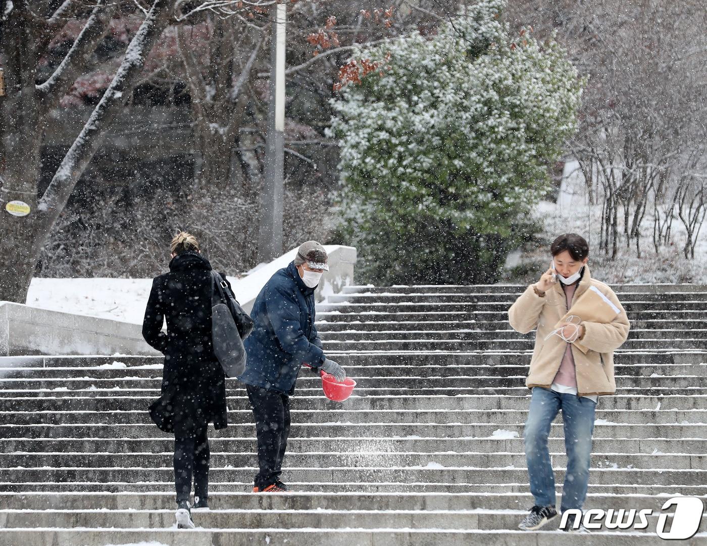 6일 오전 서울 관악구 신림동 서울대학교 관악캠퍼스에서 학교 관계자가 계단에 염화칼슘을 뿌리고 있다. 2022.12.6/뉴스1 ⓒ News1 김진환 기자