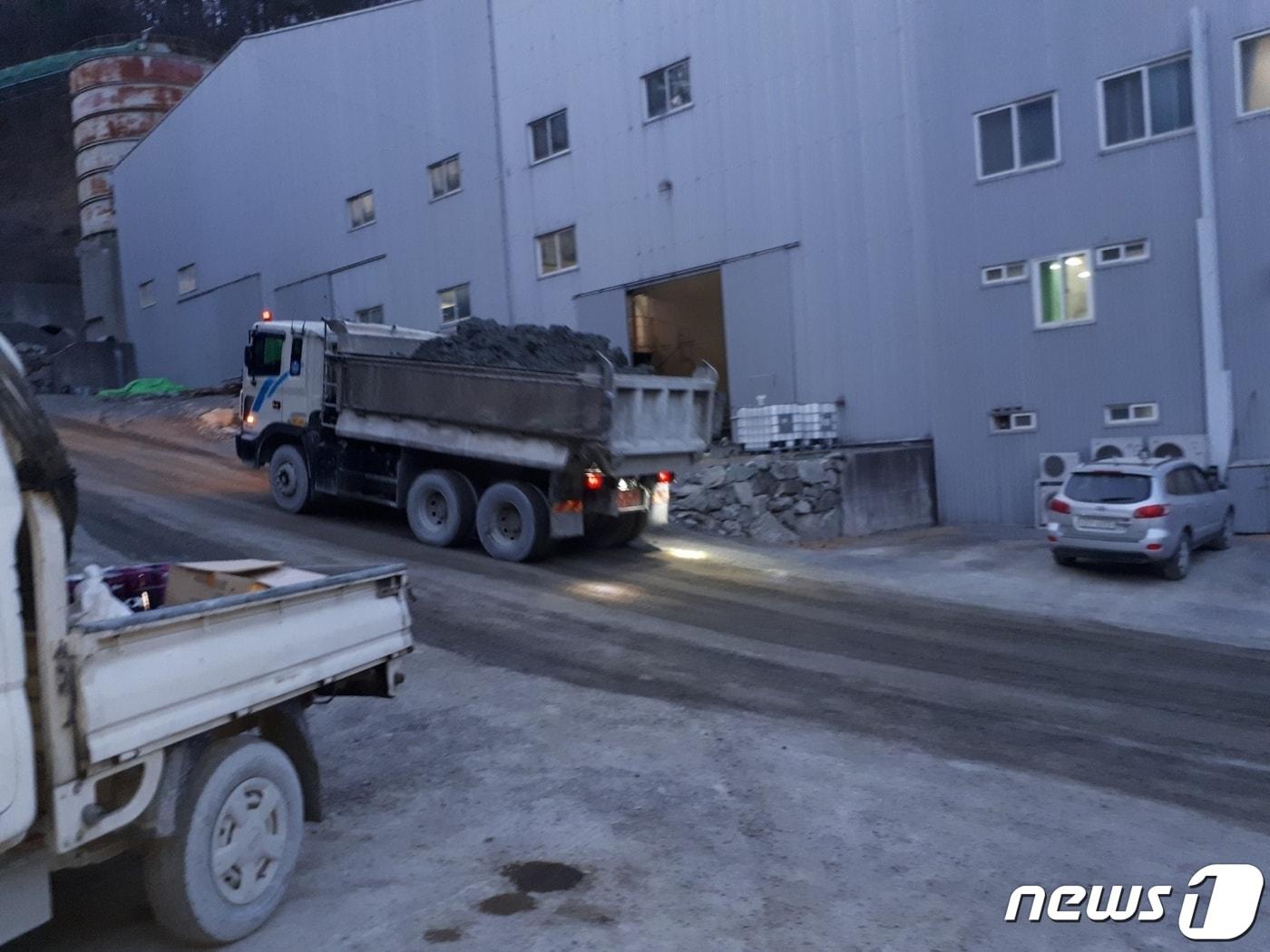 제천시 금성면 삼양리소스내 광산에서 폐기물 슬러지를 실은 트럭이 광산 갱도로 향하고 있다.&#40;독자제공&#41; 