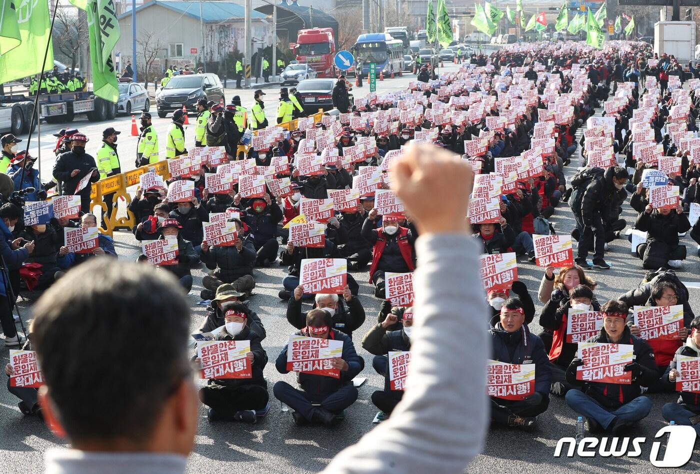 민주노총 공공운수노조 화물연대본부의 집단운송거부&#40;총파업&#41; 행동이 13일째 이어진 6일 오후 경기 의왕시 의왕ICD제2터미널 앞에서 민주노총 노조원들이 총파업·총력투쟁 결의대회를 하고 있다. 2022.12.6/뉴스1 ⓒ News1 김영운 기자