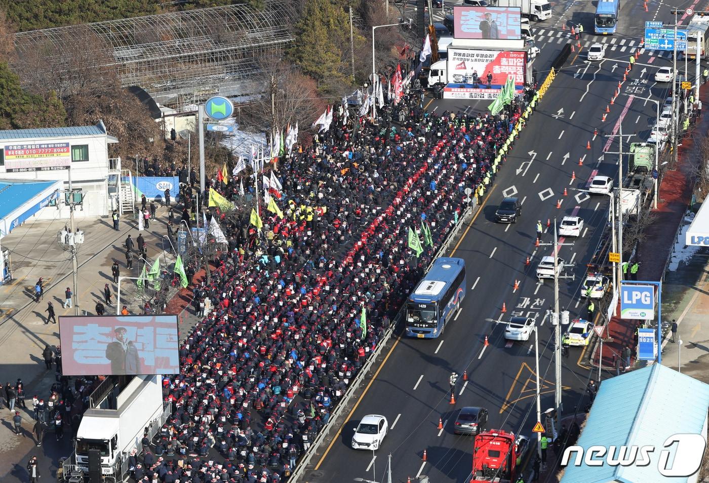 민주노총 공공운수노조 화물연대본부의 집단운송거부&#40;총파업&#41; 행동이 13일째 이어진 지난 6일 오후 경기 의왕시 의왕ICD제2터미널 앞에서 민주노총 노조원들이 총파업·총력투쟁 결의대회를 하고 있다. 2022.12.6/뉴스1 ⓒ News1 김영운 기자