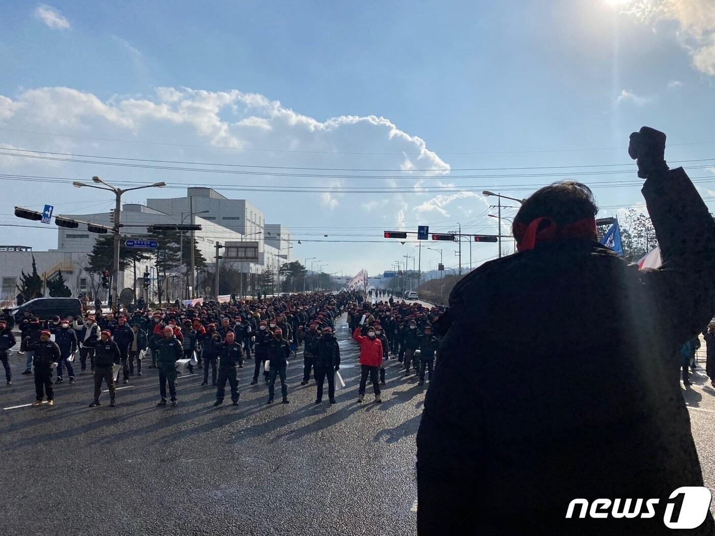 6일 오후 충남 당진 현대제철 C정문 앞 동곡교차로에서 열린 민주노총 총파업 총력투쟁에서 화물연대 충남지부 조합원 등 1000여 명이 구호를 외치고 있다. 2022.12.6/뉴스1ⓒ 뉴스1 이찬선 기자