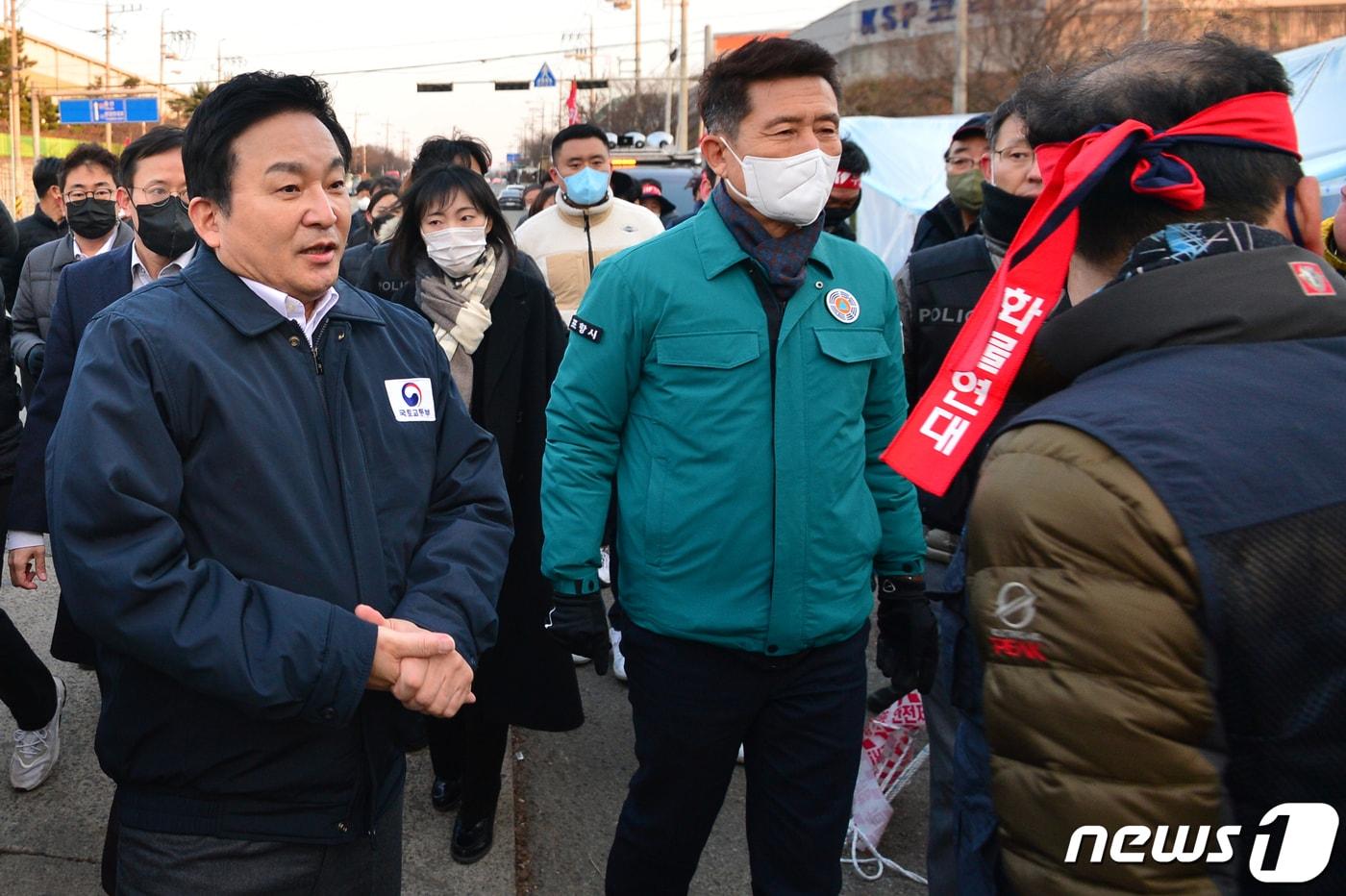 원희룡 국토교통부 장관이 6일 오후 민주노총 화물연대 경북 포항지부 집행부와 대화를 나누기 위해 파업 현장인 남구 철강공단에 있는 천막 농성장을 방문하고 있다. 2022.12.6/뉴스1 ⓒ News1 최창호 기자