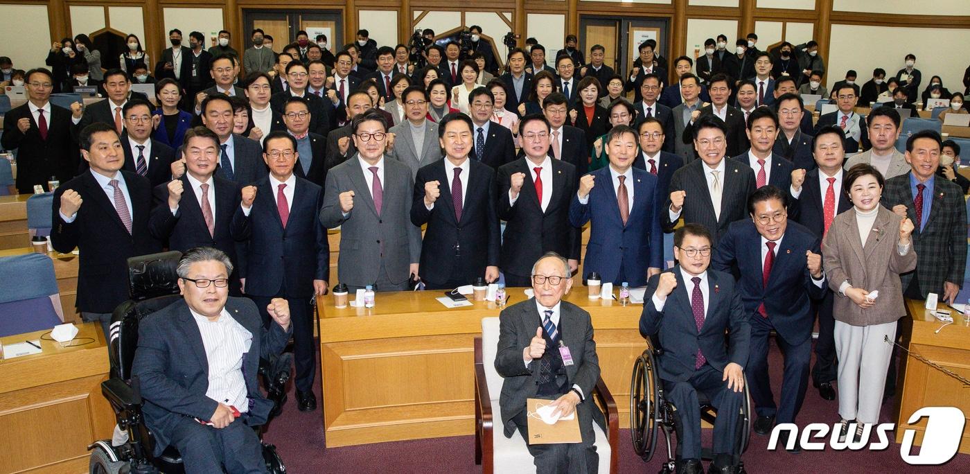 7일 서울 여의도 국회 의원회관에서 열린 국민의힘 공부모임 &#39;국민공감&#39; 첫 모임에서 참석자들이 기념 촬영을 하고 있다. 두 번째 줄 왼쪽부터 박대출, 안철수, 이종배, 권성동, 김기현, 정우택, 이철규, 장제원, 강기윤, 김석기 의원. 국민공감은 지난 지방선거 승리 이후 친윤계 의원들이 주축이 된 민들레가 이름을 바꾼 모임이다. 2022.12.7/뉴스1 ⓒ News1 유승관 기자