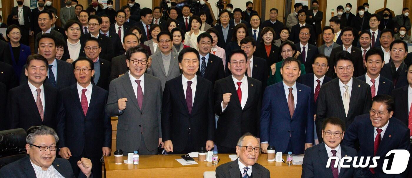 7일 서울 여의도 국회 의원회관에서 열린 국민의힘 공부모임 &#39;국민공감&#39; 첫 모임에서 참석자들이 기념 촬영을 하고 있다. 두 번째 줄 왼쪽부터 안철수, 이종배, 권성동, 김기현, 정우택, 이철규, 장제원 의원. 국민공감은 지난 지방선거 승리 이후 친윤계 의원들이 주축이 된 민들레가 이름을 바꾼 모임이다. 2022.12.7/뉴스1 ⓒ News1 유승관 기자