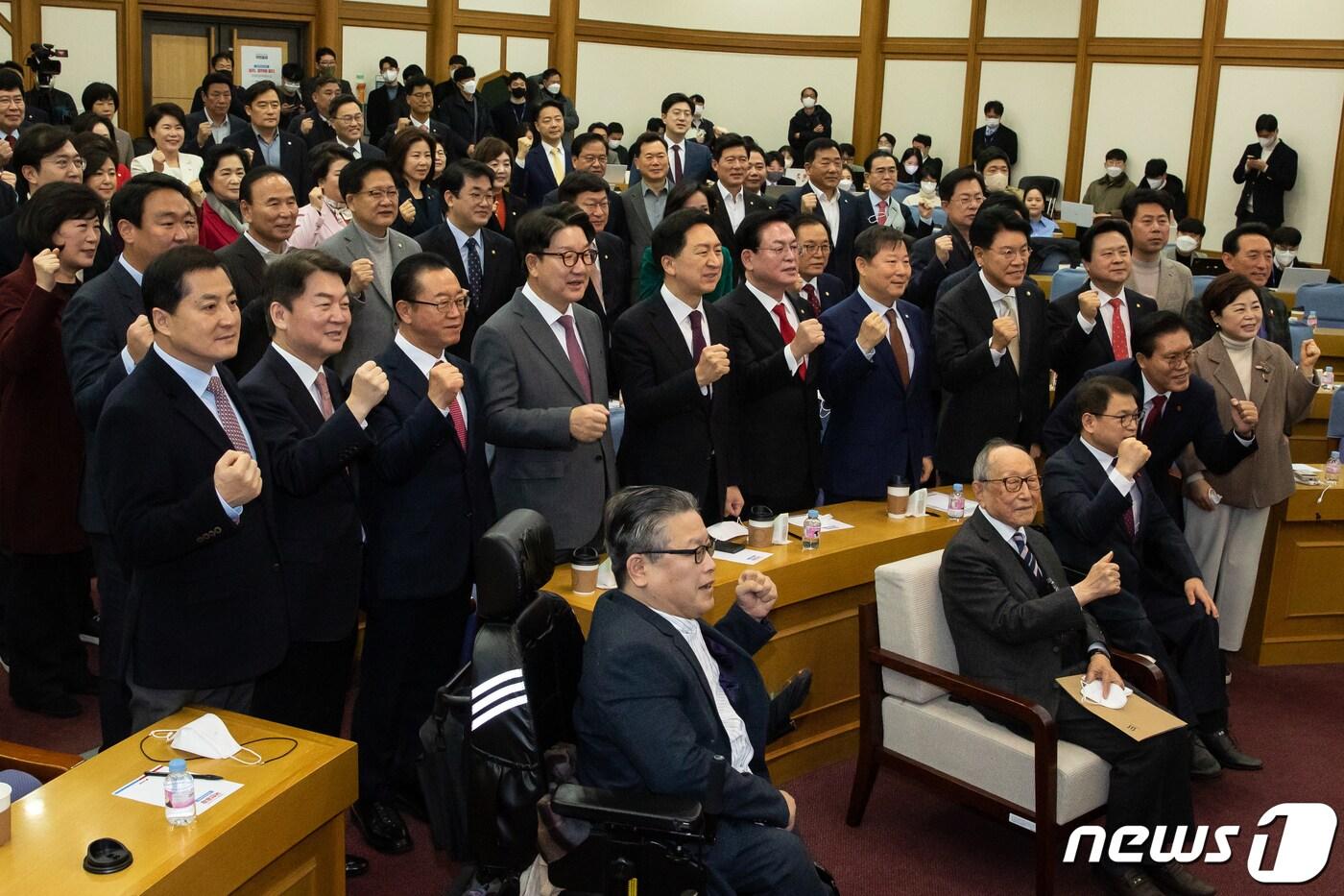 7일 서울 여의도 국회 의원회관에서 열린 국민의힘 공부모임 &#39;국민공감&#39; 첫 모임에서 참석자들이 기념 촬영을 하고 있다. 두 번째 줄 왼쪽부터 박대출, 안철수, 이종배, 권성동, 김기현, 정우택, 이철규, 장제원, 강기윤, 김석기 의원. 국민공감은 지난 지방선거 승리 이후 친윤계 의원들이 주축이 된 민들레가 이름을 바꾼 모임이다. ⓒ News1 유승관 기자