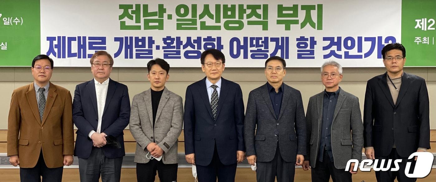 7일 오전 10시 광주시의회 대회의실에서 &#39;전남·일신방직 부지 제대로 개발·활성화 어떻게 할 것인가?&#39;를 주제로 토론회가 개최된 가운데 발제자와 토론자 등이 기념촬영하고 있다. 2022.12.7/뉴스1 ⓒ News1 이수민 기자